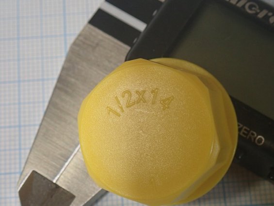 Колпачок пластиковый с внутренней резьбой BSP-1/2х14 и уплотнительным диском из неопрена
