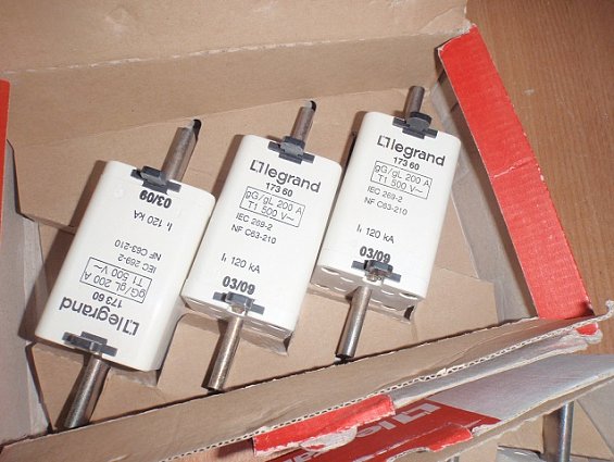 Предохранитель Legrand-17360 gG/gL 200А t1 500v~ IEC-269-2 NF-C63-210 Ii-120kA с индикатором срабаты