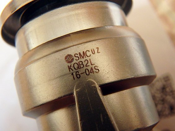 Соединение металлическое быстроразъемное угловое smc kqb2L16-04S Ф16.0mm G1/2" -1...10бар